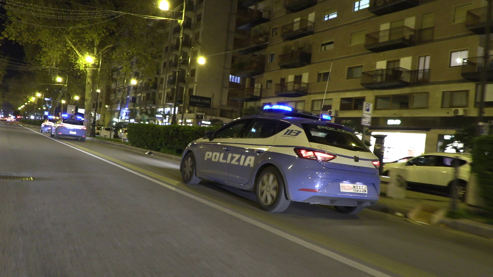 Spaccano con grosso masso una vetrina in via Libertà arrestati due