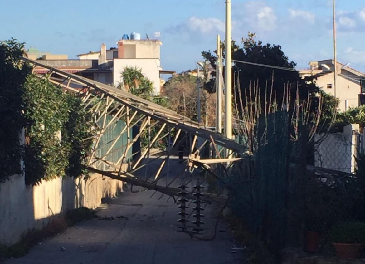 Paura A Palermo Traliccio Dell Alta Tensione Cade Su Abitazioni