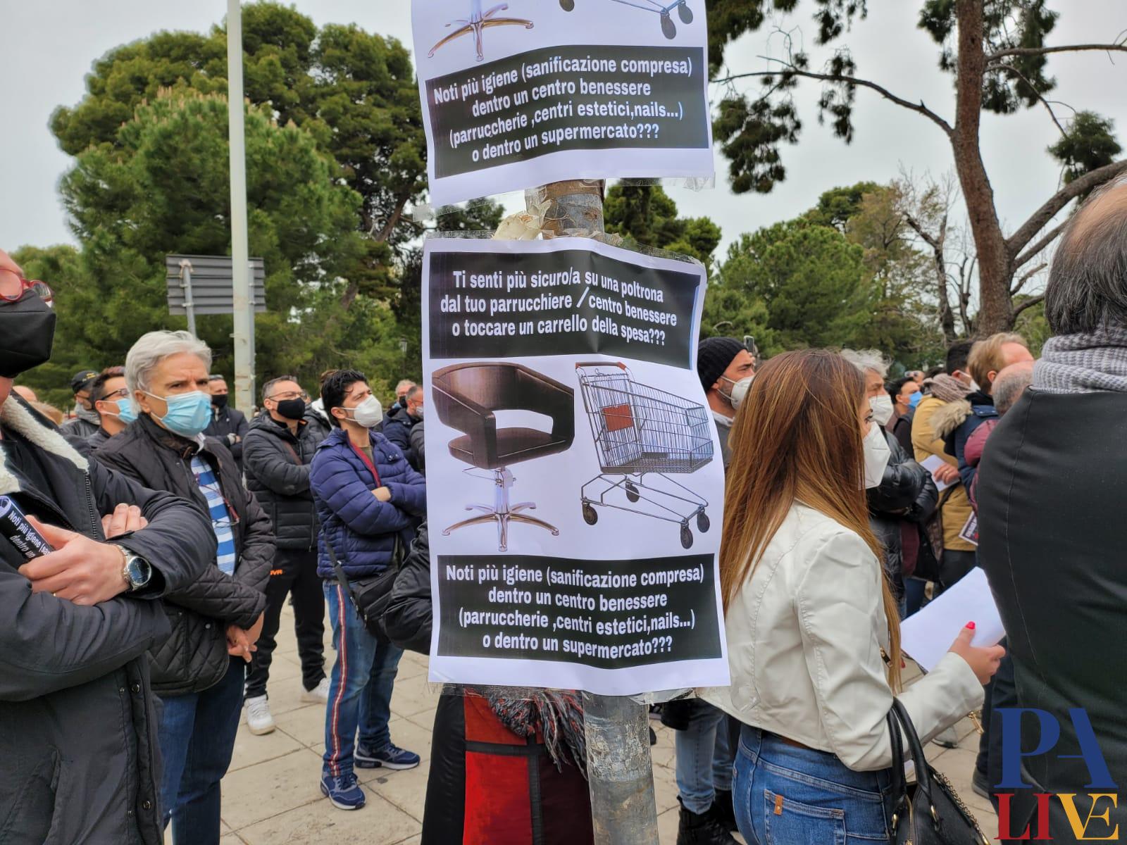 VIDEO| Zona rossa e negozi chiusi: la protesta dei ...