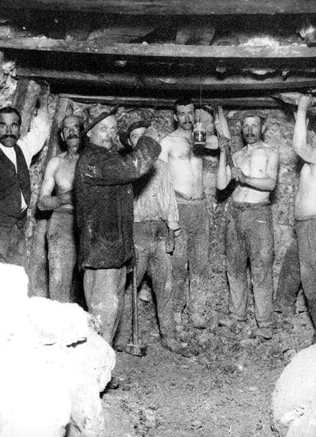 I minatori svolgevano l' attività estrattiva con strumenti rudimentali 
