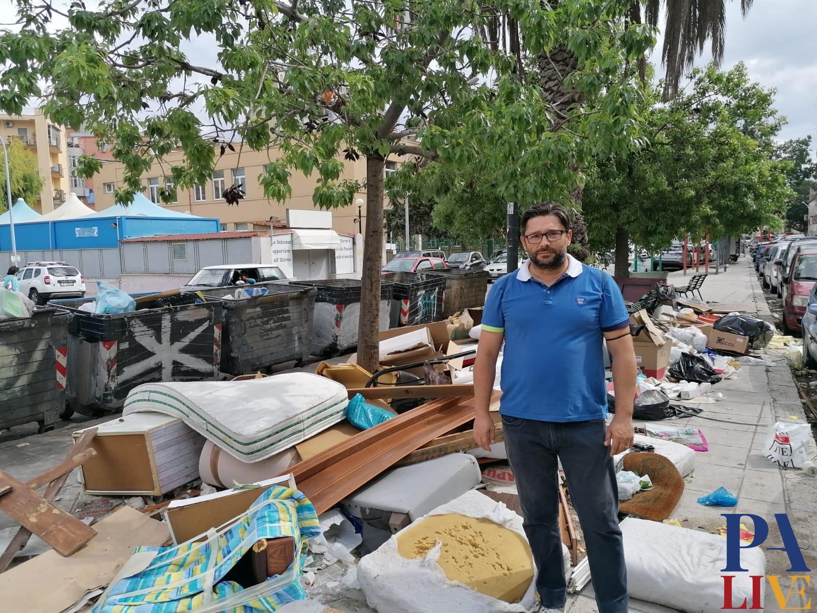 Salvatore Altadonna tra i rifiuti di via Nazario Sauro