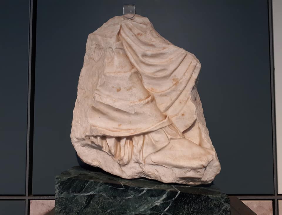 Il frammento di una lastra appartenente al fregio orientale del Partenone