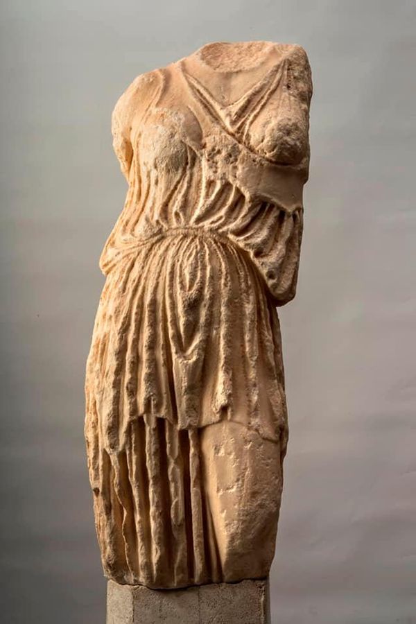 La statua acefala della Dea Atena in procinto di arrivare in Sicilia
