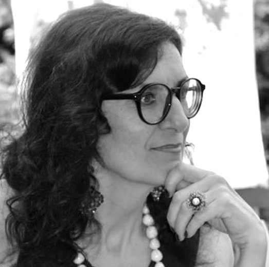 Giovanna Fileccia è nata a Palermo, dove ha vissuto fino all’adolescenza