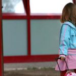 Muore mentre prepara la figlia, la bambina si presenta a scuola da sola: “Mamma non si rialza”