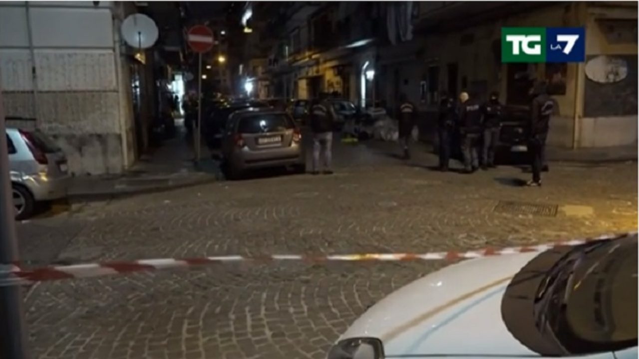 La guerra dei giovani boss di Napoli 80 spari in centro fra la