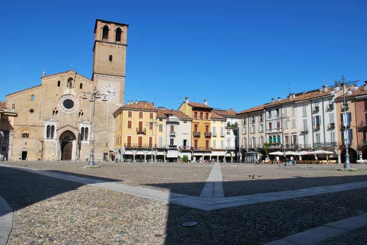 Piazza di Lodi con la Cattedrale vista in lungo e largo - foto Depositphotos - PalermoLive.it