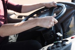 Autista che mantiene il volante dell'autobus in partenza - foto Depositphotos - PalermoLive.it