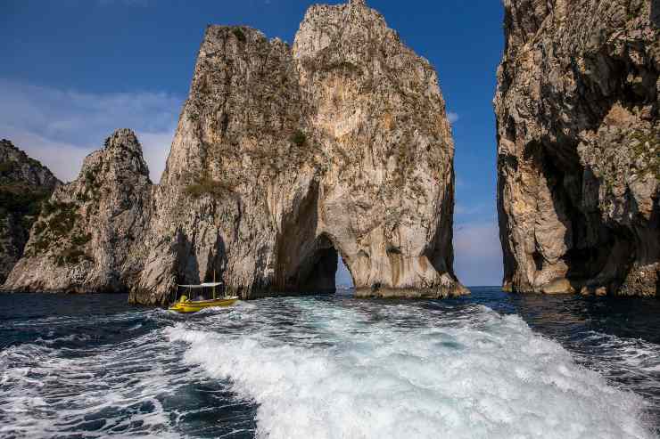 Faraglioni nella splendida isola di Capri in Campania - foto Depositphotos - PalermoLive.it