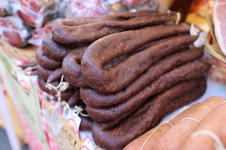 Salame di fegato venduto su uno stand in una fiera alimentare - foto Depositphotos - PalermoLive.it