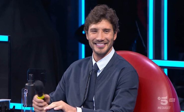 Stefano De Martino felice durante il Serale di Amici su Canale 5 - fonte web - PalermoLive.it