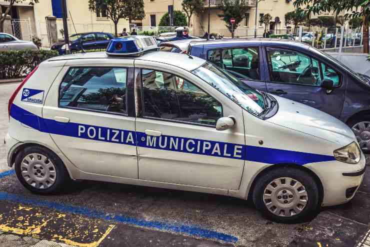 Auto della Polizia Municipale in un Comune della Sicilia - foto Depositphotos - PalermoLive.it