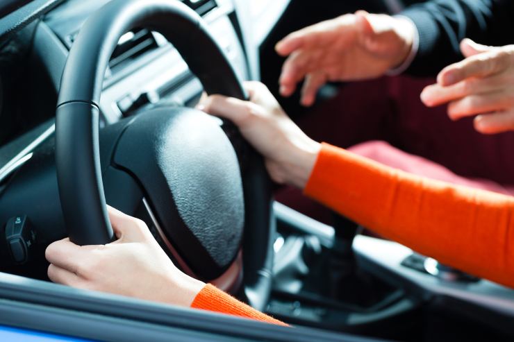 Giovane donna al volante di un'automobile - foto Depositphotos - PalermoLive.it