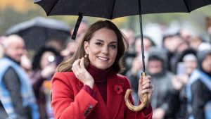 Kate Middleton sorride con l'ombrello