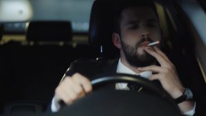 Uomo fuma in auto - foto Depositphotos - PalermoLive.it
