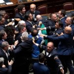 Vergogna alla Camera dei deputati, la discussione sull’autonomia finisce in rissa – VIDEO