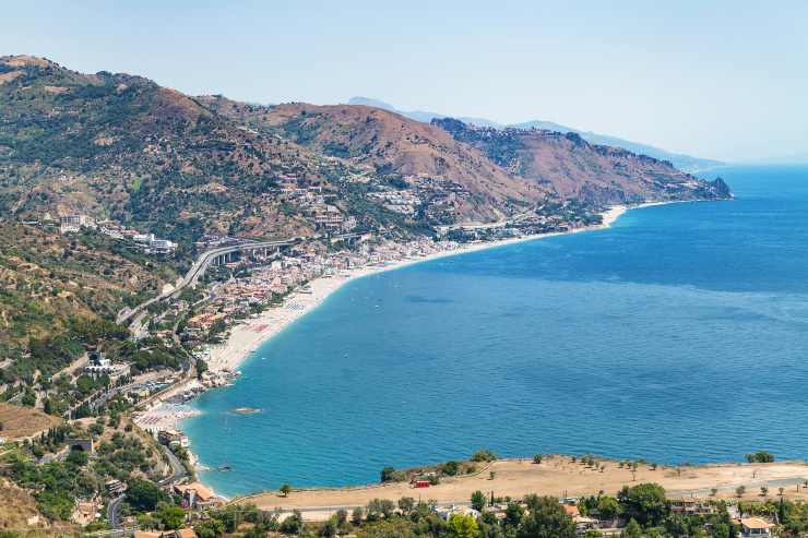 Splendida vista sulla spiaggia di Letojanni in Sicilia - foto Depositphotos - PalermoLive.it