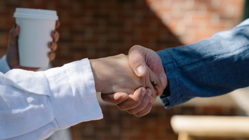 Stringere la mano - fonte_pexels - palermolive.it