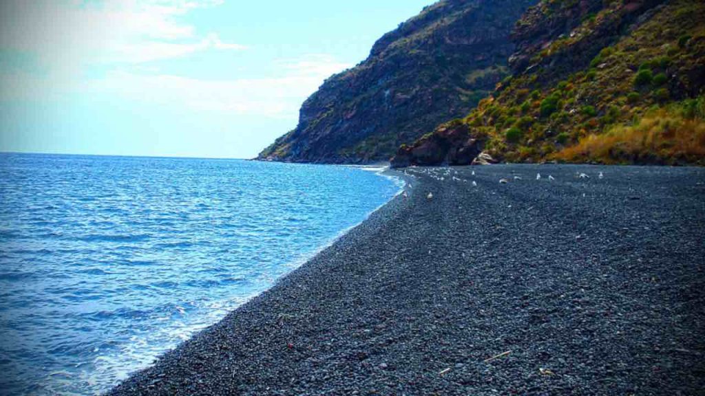 Spiaggia nera tipica di questa zona - fonte_web - palermolive.it