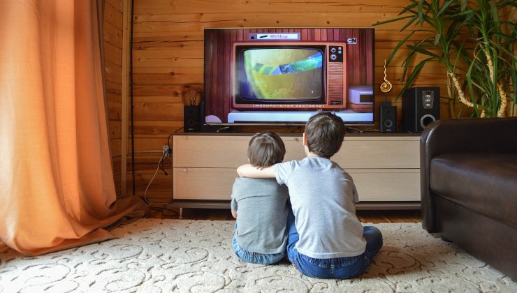 Bambini guardano la tv