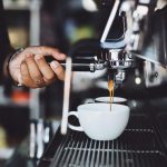 Nuovi aumenti record, da oggi bere un caffè al bar ti costa 3,50€: resta solo un posto dove il prezzo rimane basso | Anche questo è diventato un lusso