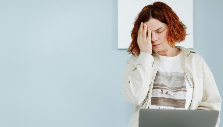 Donna disperata davanti al pc