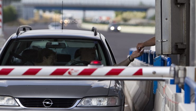 Pagamento del pedaggio al casello autostradale