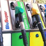 Ancora aumenti per benzina, pieno 3,5 euro in più: l’annuncio del Codacons