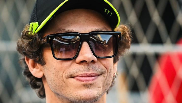 Valentino Rossi scruta l'orizzonte