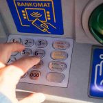 Sportello bancomat, premi sempre questo pulsante quando fai le operazioni | È così che gli impiegati di banca prelevano senza carta