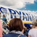 Ryanair zero alcol, vietato bere prima di salire a bordo: etilometro a campione, lasciano a terra