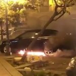 Paura a Palermo, teppisti incendiano auto in via Spinuzza: il VIDEO virale sui social