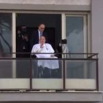 Gli occhi del mondo sul Gemelli, Papa Francesco si affaccia e saluta la folla