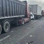 Terribile incidente in Sicilia, tamponamento a catena: auto schiacciata tra due tir, donna morta